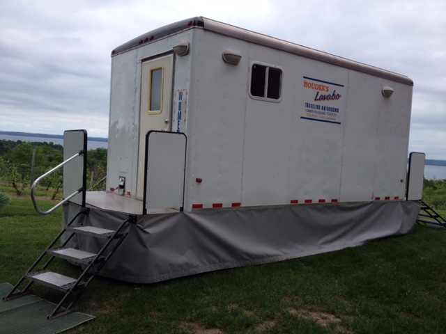 A small trailer with stairs leading up to it.